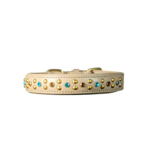 Collare in pelle beige con borchie dorate e cristalli azzurri-oro
