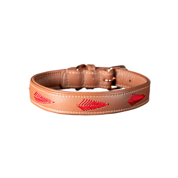 Collare in pelle beige con foglie rosse ricamate