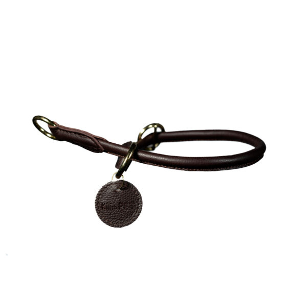 Collare tondo in pelle marrone a semi-strozzo