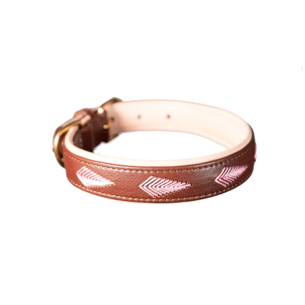 Collare in pelle marrone cioccolato e bordo rosa chiaro con foglie ricamate rosa - immagine 2