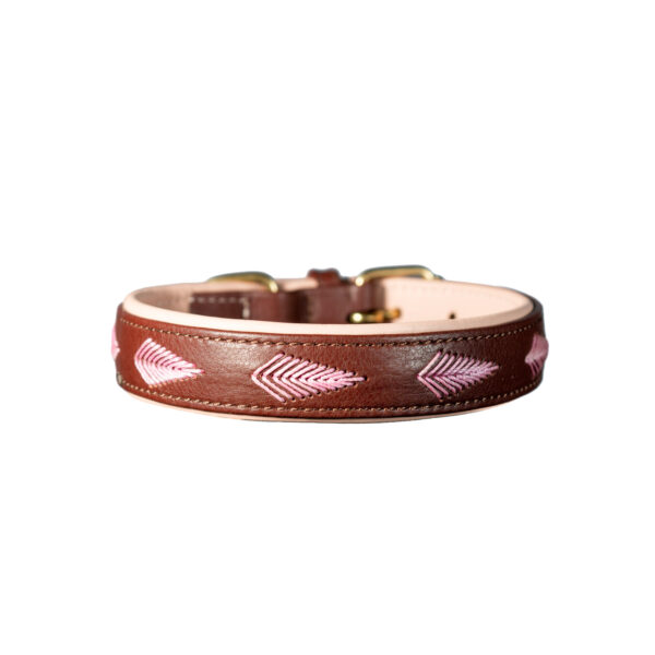 Collare in pelle marrone cioccolato e bordo rosa chiaro con foglie ricamate rosa