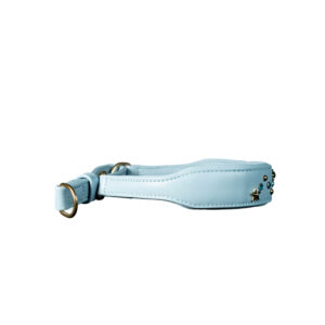 Collare alto in pelle azzurra con borchie oro e cristalli acquamarina a semi-strozzo